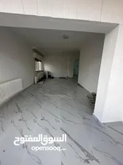  2 شقة واسعة و مجددة بالكامل للإيجار- الصويفية - خلف المدرسة الأمريكية - طابق ثاني . العمارة 6 شقق فقط