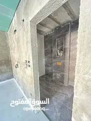  21 شقق جديده طريق المطار  ضاحيه الأمير علي  بالقرب بيت المقدس يوجد ثالث مع روف