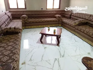  1 طقم تفصيل 20 مقعد بحالة الوكاله فرش متحرك  مع طاوله وسط  الموقع اربد