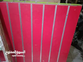  2 استاندات عرض بحاله ممتازه إجمالي العدد 4