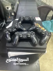  2 PS4 slim جهاز بليستيشين 4 سلم مع 4 ايادي تحكم و اشتراك للبيع مع 4 ايادي تحكم