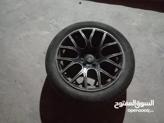  1 جنط 17 اربع جنطات ثلاثه بكوشوك وواحد بدون كوشوك واحد يوجد فيه شعر الالمنيوم الثلاث الالمنيوم مستعمل