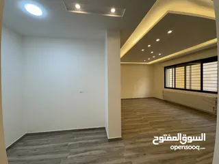  27 شقة مميزة باجمل مناطق النخيل مساحة 233م داخلي + 330م خارجي مع حديقة طابق شبه ارضي