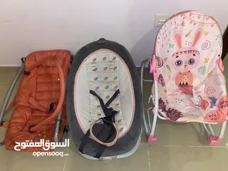  2 كراسي وهزاز لأطفال مستخدم نظيف