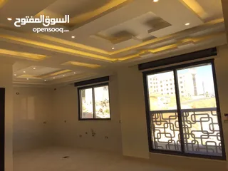  19 شقه 250 متر  4 نوم للبيع طابق 1 طريق المطار خلف مدارس عالميه