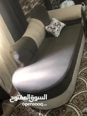  2 طقم كنب كورنر شبه جديد مع الطاولات والسجادة والبرادي