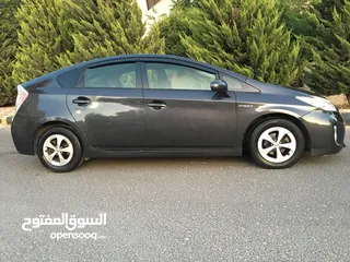  6 بريوس لون مميز وبحالة ممتازة ويوجد نيسان ليف 2015