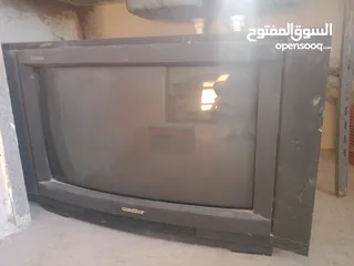  2 شاشات التلفزيون