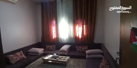  2 مجلس ارضي مكون من 5 فرشات و7 مساند و10 مخدات وبرداية ثلاث قطع تطريز دبي بحالة الجديد