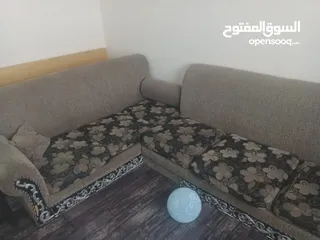  2 مجلس بحاجه تنجيد وتزبيط وسرير مفرد عدد 2 للبيع