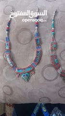  2 عقود ( طوق ) شغل يدوي من الحجار الفيروز و المرجان و البيس