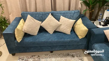  1 طقم كنب مع طاوله بحاله الجديد مع طاولتين Sofa like new with 2 tables