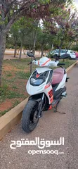  10 سكوتر بريليا للبيع مرخص لغاية شهر 2 للبيع بسبب عدم اتفرغ  بسعر 700 بحالة الوكاله  لون ابيض خالي من