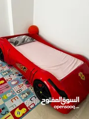  1 تخت اطفال على شكل سيارة