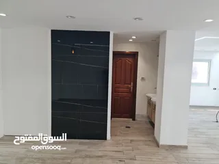  9 محل تجاري للايجار بالقرب من وسط البلد في مدينة الخليل مع واجهة بارزة على الشارع الرئيسي