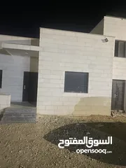  3 بيت للبيع يحوي على شقتين كل شقه لها سطحها الخاص بقوشان منفصل