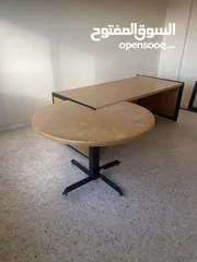  6 طاوله مستطيل مع طاوله زاويه يمكن الحاقها بها كما في الصوره كراسي بعجال عدد 3  كراسي بلاستيك عدد 12