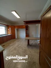  7 شقه فارغه طابق الاول ثلاث غرف نوم طابقيه في عبدون للايجار السنوي 8500