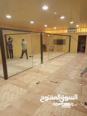  3 تركيب السيكوريت والمرايا وجميع أعمال الزجاج والألمنيوم بجودة عالية"
