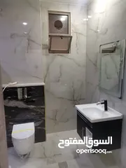 16 شقه فخمه طابق ارضي205م مدخل خاص وكراج وساحه للبيع على شارع البترا شرق اربد مول قراند