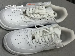  10 حذاء Nike Air Force 1 أبيض جديد – مقاس 43