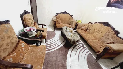  1 كنب مكون من سبع مقاعد