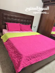  2 غرفه نوم  تخت وخزانه وتسريحة و2 كومودينا ووحدة ادراج بدهم دهان خفيف خشب بلوط