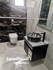  20 شقه فخمه 170م ثاني فني للبيع على شارع البترا بالقرب من اربد مول قراند مقابل بيت البن البرازيلي