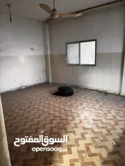  9 عماره ثلاث طوابق + حوش كبير + بئر ماء  حي الحسين مقابل مدارس ارض العز بالقرب من مخابز يوسف فرح