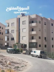  1 شقة طابق اول في حي عدن مساحة 142 متر