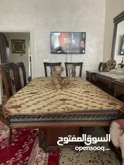  1 طاولة سفرة ملوكية مع 6 كراسي بحالة الوكالة للبيع بداعي الرحيل ، الطاولة كثير نظيفة و استخدام خفيف