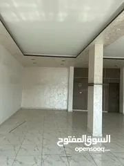  2 مخازن على شارع رئيسي مع هنجر كبير