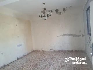  11 عمارة مكونه من طابقين وساحه خارجيه للبيع