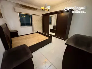  5 غرفة نوم ماستر مستعملة بحالة الجديد خشب صولد ثقيل لون بني ملوكي