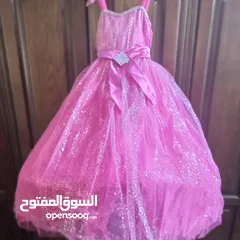  8 بدله بناتي لون احمر بحال الجديد وفوشي  بتلبس عمر 9/10 سنين يوجد خدمة توصيل داخل عمان دينارين