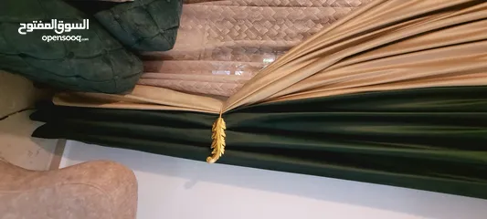  5 طقم كنب وستارة للبيع بداعي السفر استعمال خفيف شبه الجديد الستاره تفصيل