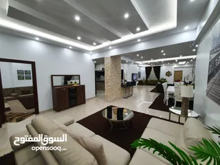  10 بمدينة الشروق  شقة 145م / 220 للبيع دور 2/ جانبي بحري / فيو مفتوح على مربع حديقة