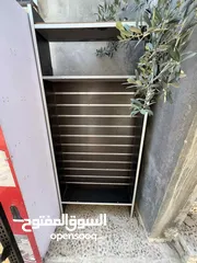  2 ستاندات اكسسوارات خلويه او اكسسوارات ثانيه معهم تعليقاتهم و في واحد منهم مضيئ