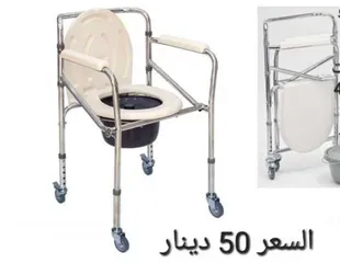  5 كرسي تواليت لكبار السن يتميز بأربع عجلات قوية مع خاصية تأمين العجلات للحفاظ على الثبات و يوفر الدعم