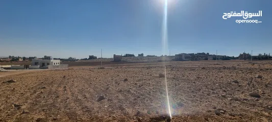  1 أرض سكن ج قريبة من الجامعات وشارع المطار وسهل عليها كافة الخدمات جاهزة للبناء