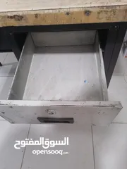  8 طاولة مكتب استعمال طالب جامعي نظيفة بدي حديد وسطح خشب ثقيل طول 66cm وعرض 121cm وارتفاع 110cm