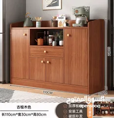  3 خزانة عملية مع مقابض خشبية بسيطة وأنيقة  تصميمها يجمع بين المساحات المغلقة والرفوف المفتوحة لسهولة