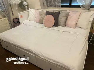  1 سرير للبيع من ايكيا يتحول إلى مفرد أو مجوز أو كنب مع فرشتين