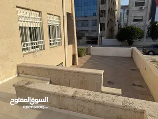  7 مكتب للايجار طابق ارضي مساحه 190متر الجاردنز قرب دوار الواحه