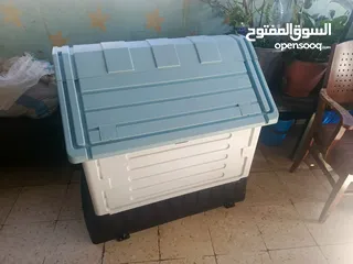  1 بيت كلب بلاستيك حجم كبير نضيف وما في اي كسر