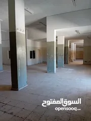  3 مخازن مساحة 300 متر للايجار مع ساحة خارجية كبيرة