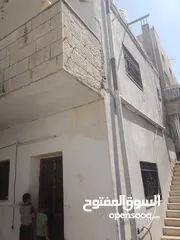  7 بيوت   طابقين   واحدة شقتين    والثانية ثلاث شقق