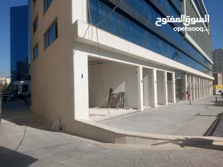  3 معارض ومكاتب تجاريه للايجار في موقع مميز جداً