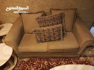  5 طقمين كنب ايطالي من محلات ميزو 6مقاعد ثلاثيه وثنائيه ومفردة واحده وكنب امريكي ثلاثيه وثنائيه للبيع