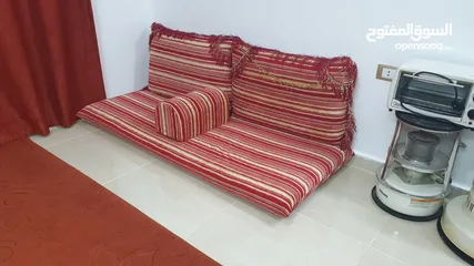  2 فرش عربي مع مخدات ومساند